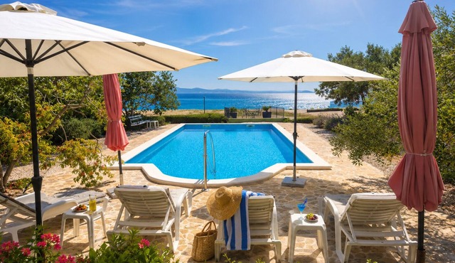 Seafront house with pool in Split,100m to the beach