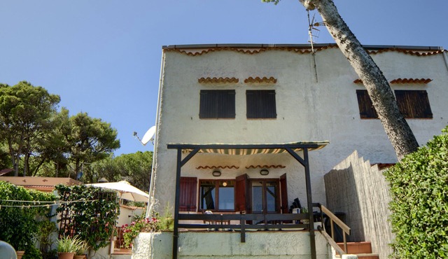 Seafront house with private access to the sea. Completely renovated in 2016