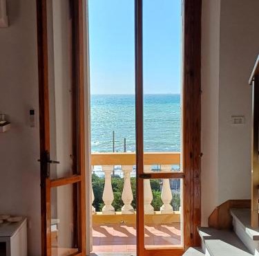 Seafront loft in Liberty villa