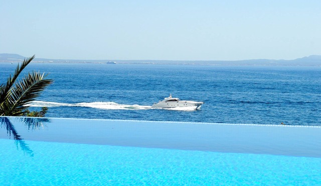 Seafront Mediterranean Villa. 5 Min walk to Beach & Jacuzzi