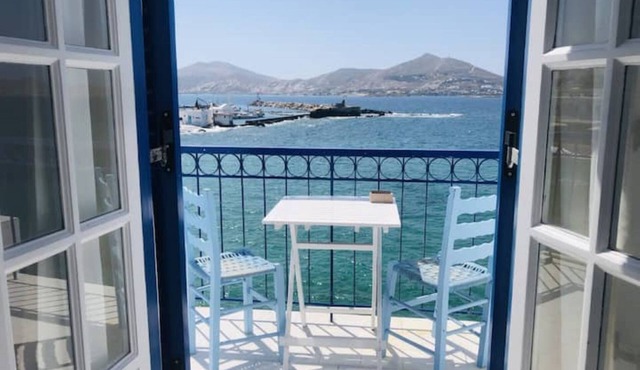 Seafront Naoussa Old Harbour studio Casa Keto with view of the Venetian port!