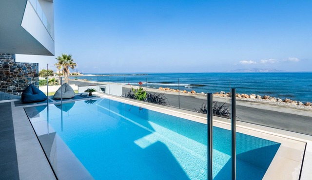 Seafront Relaxation - seafront Villa with stunning sea views! Bikes & ping pong!