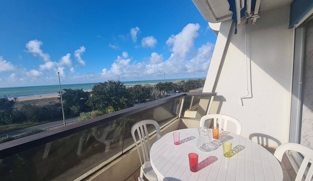 Seafront studio with parking and pets allowed