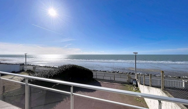 Seafront villa with garden and free Wifi