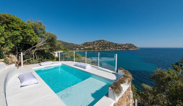 Seafront Villa "Bianca" in Torre delle Stelle, heated pool, A/C, Wi-Fi, parking