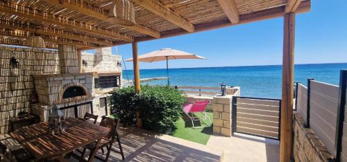 Seafront Villa Cside w BBQ and private yard