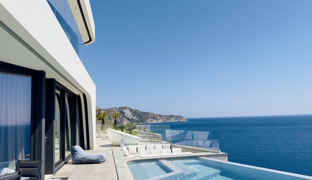Seafront Villa Elatheia, Divine Sea Views, Private Infinity Pool, Furnished.