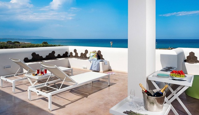 Seafront villa with pool near Syracuse, Sicily - Fico d'India, 8 pax