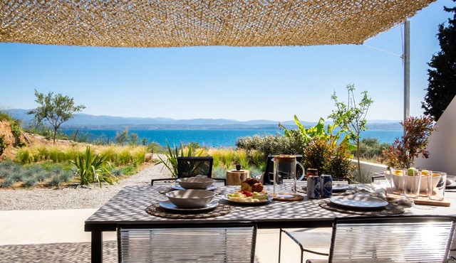 Seafront villa with private beach 1hr from Athens - MBH2