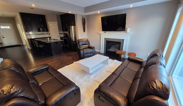 Sean Comfy Home Modern Escape in Edmonton – Near Northgate