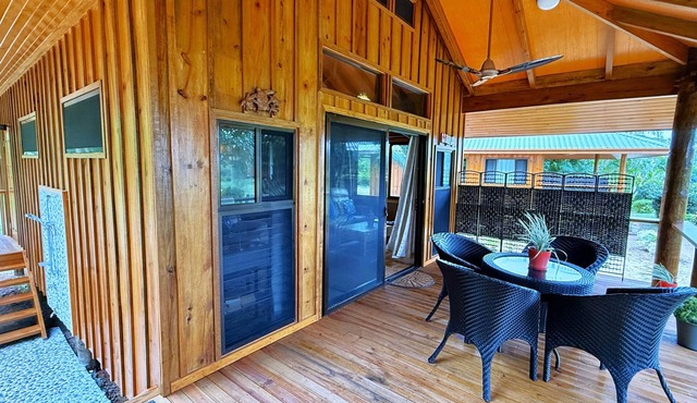 Seashell-Charming beachfront bungalow with AC and WiFi in lovely Savusavu