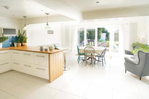 Seashells - 4 Bed - 2 Bath - Nr Beach - Sleeps 7