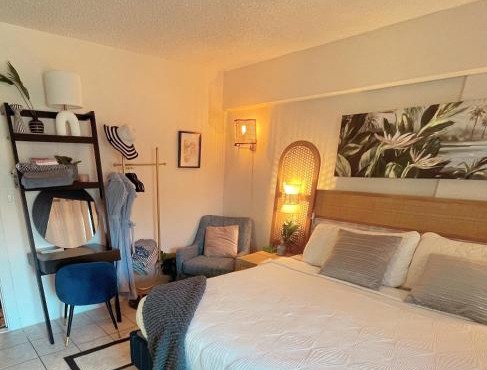 Seashore Waikiki studio 1 block from a beach No Resort Fees