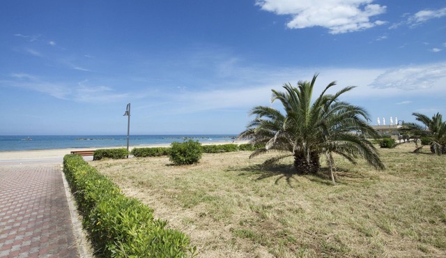 Seaside Apartment 8 | Rose garden