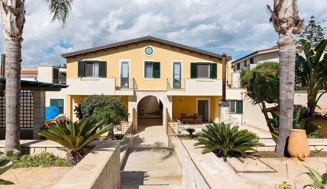Seaside Apartment with BBQ & Garden