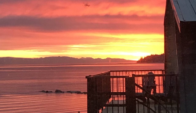 Seaside bliss! 3-BR Beach House walk-on-waterfront. Ideal for family vacation.