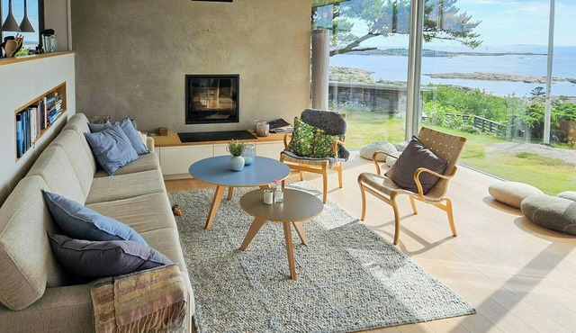 Seaside cabin with unique outdoor areas