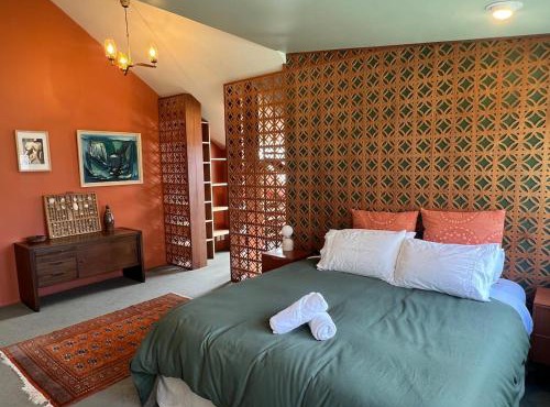 Seaside Hideaway -close to beach with garden oasis