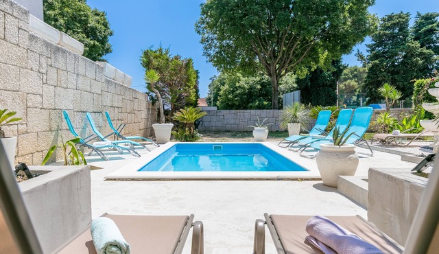 Seaside luxury villa with a swimming pool Split (K-23559)