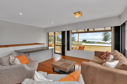 Seaside on Stratford - Cable Bay Holiday Home