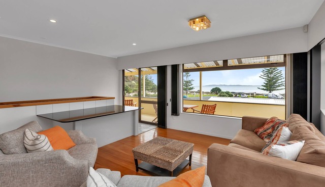 Seaside on Stratford - Cable Bay Holiday Home