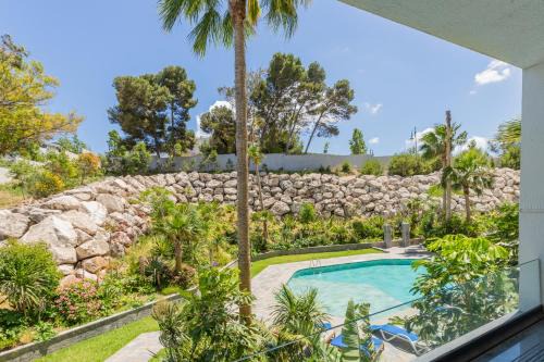Seaside Pool View 3BR Apt with 2 Balconies