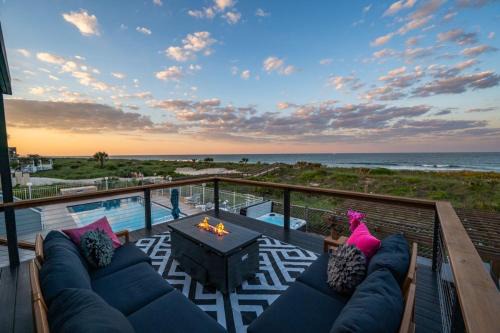 Seaside Rose Luxury Direct Ocean Front, Heated Pool, Hot Tub, Downtown, Game Room, Sleeps 28, Pets
