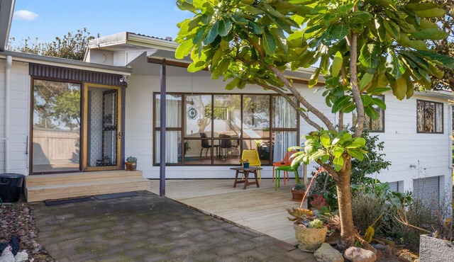 Seaside Sensation - Te Horo Beach Holiday Home