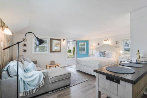 Seaside Stay: Waterfront with Views & Beach Access