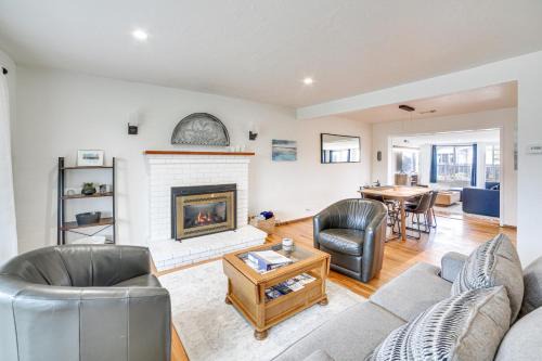 Seaside Vacation Rental w/Patio Near Monterey Bay
