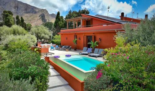 Seaside Villa 200m from the Beach with Heated Pool & Whirpool, Gargen