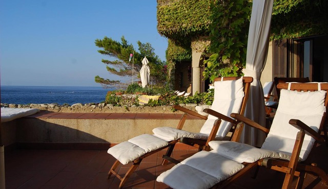 Seaside villa with direct access to the sea