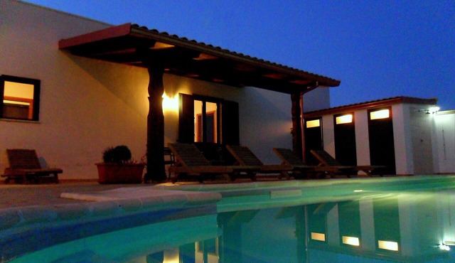 Seaside villa with private pool & gardens. 25 mins from airport, Free WiF