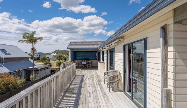 Seaspray Retreat - Matarangi Holiday Home