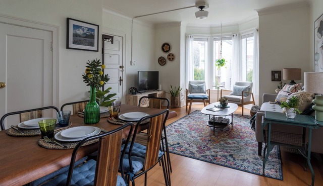 Seattle/Ballard Modern 2 bedroom home, close to all Seattle tourist attractions!