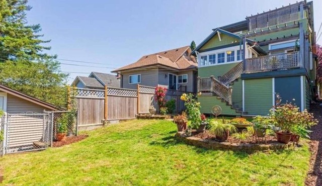 Seattle Escape in Queen Anne - Stylish Urban Retreat with a Private Deck and Stunning City Views