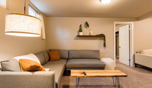 Seattle Launchpad - Cozy and Modern 2 BR Guest Suite