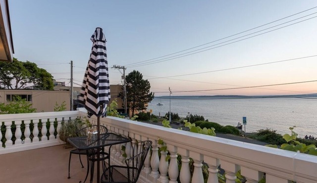 Seattle Ocean View Luxury Beach Penthouse! Free breakfast, parking, AC/WiFi