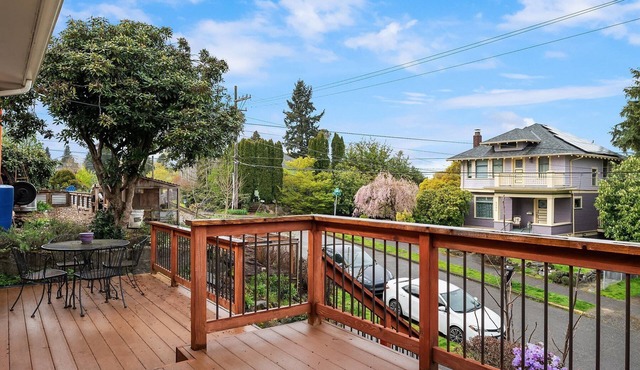 Seattle Vacation Home: Bright 3 bedroom home with updated kitchen in Columbia City