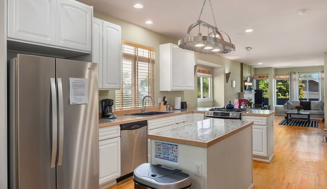 Seattle Vacation Home: The Vineyard: 3 bedroom/2.5 bathroom