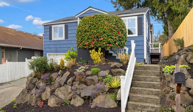 Seattle World Cup Stay: 3BR Home with close Light Rail, Yard, and Parking