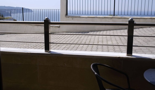 Seaview Bachelor Apartment w/Privacy, Patio, Closets — 5 minute walk to beach