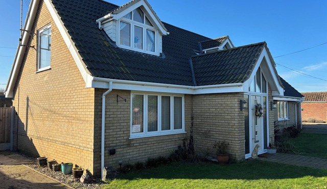 SEAVIEW, pet friendly, country holiday cottage in Pakefield