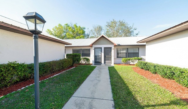 Sebring Pool Villa · 2BR/2BA · 2 Kings · Near Raceway, Golf & Downtown