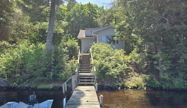 Secluded 2 acre Lakeside Home, boat & motor included on 5 lake chain. free Wi-Fi