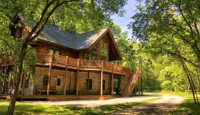 Secluded 4 bed 4 bath Cabin with Fire Pit, Hot Tub, and relaxing surroundings!