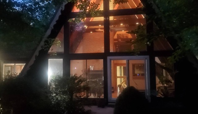 Secluded A-frame on 3 acres minutes from downtown. Hot tub, Sauna & Dog-friendly