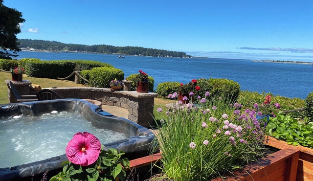Secluded bayfront home, watch beautiful sunsets over the bay from the hot tub.