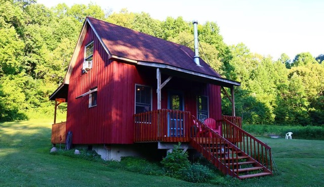 Secluded Cabin on Red Haven Farm