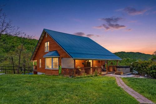 Secluded Cabin Retreat with Hot Tub in Berkeley Springs, West Virginia